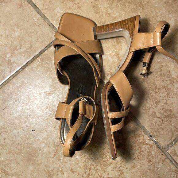 Tan shoes  - Picture 2 of 3